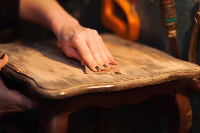 Una breve guida su come restaurare i mobili in legno