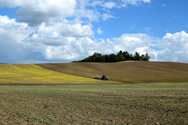 I vantaggi dell’uso delle livellatrici laser in agricoltura