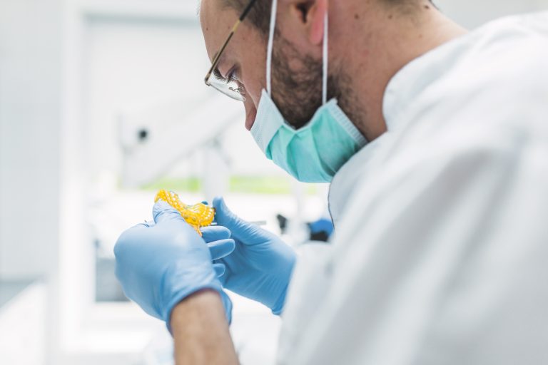 Rigetto dell’impianto dentale: sintomi da non sottovalutare